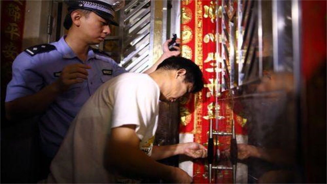 琼山请开锁师傅开了锁后，师傅